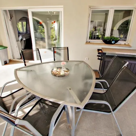 Estrella - With Stunning Views And Private Pool In